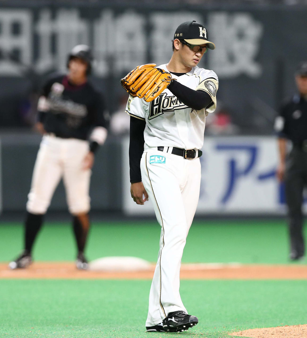 10回表、加藤（左）に勝ち越し打を浴びる鈴木健（撮影・黒川智章）