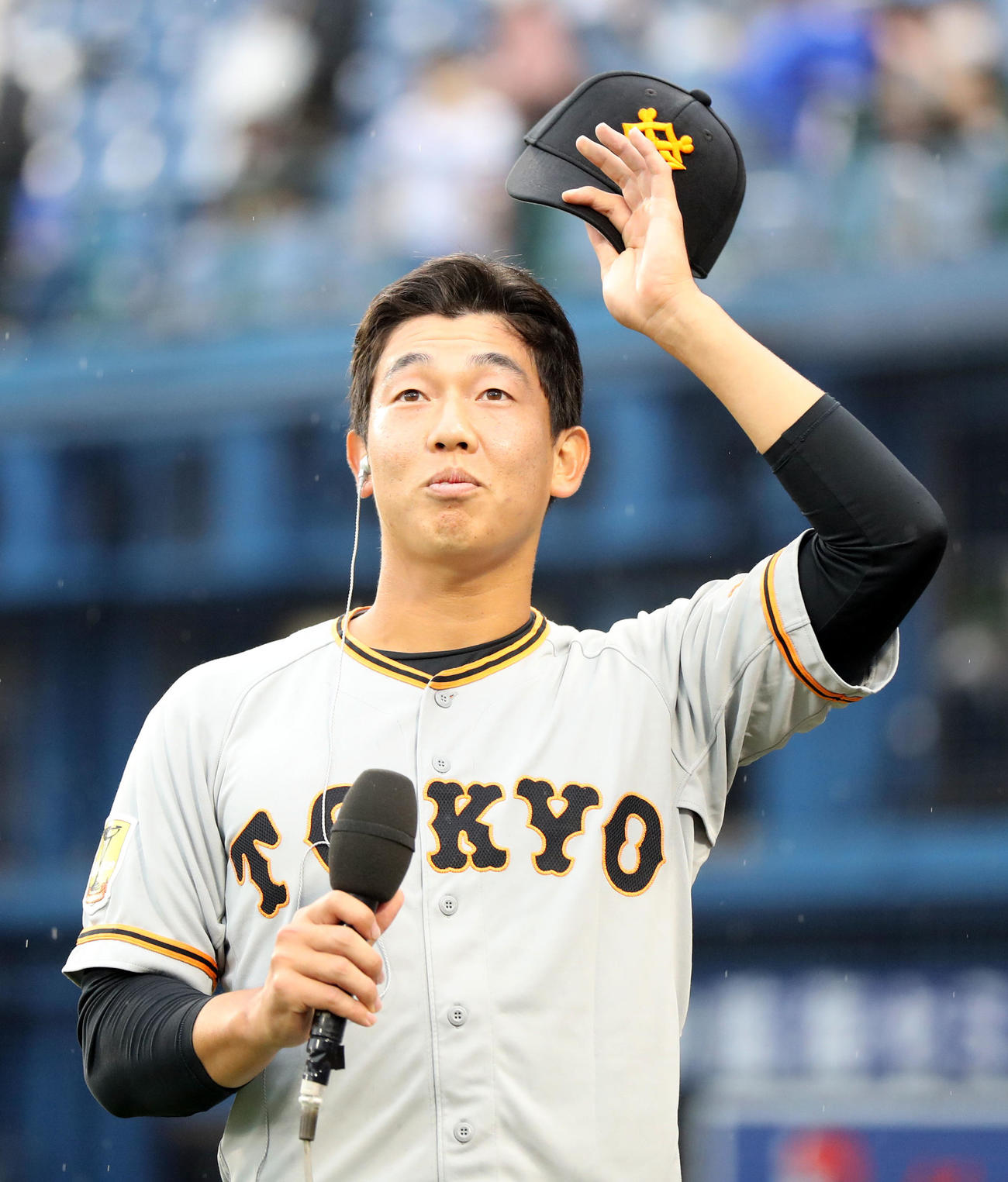 DeNA対巨人　ヒーローインタビュー後、ファンの声援に応える畠（撮影・狩俣裕三）