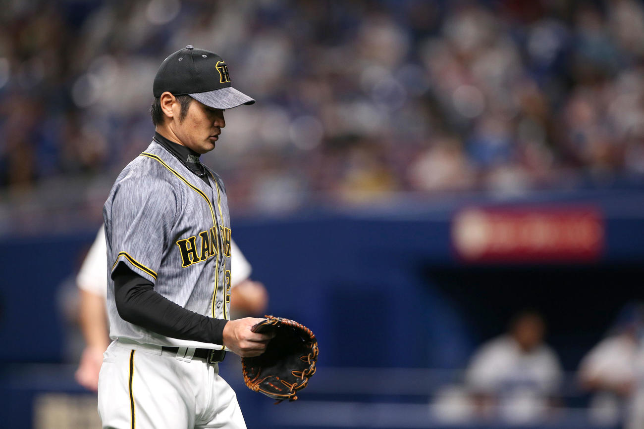 中日対阪神　阪神先発中田は2回に3点を奪われ下を向きながらベンチに引き揚げる（撮影・上山淳一）