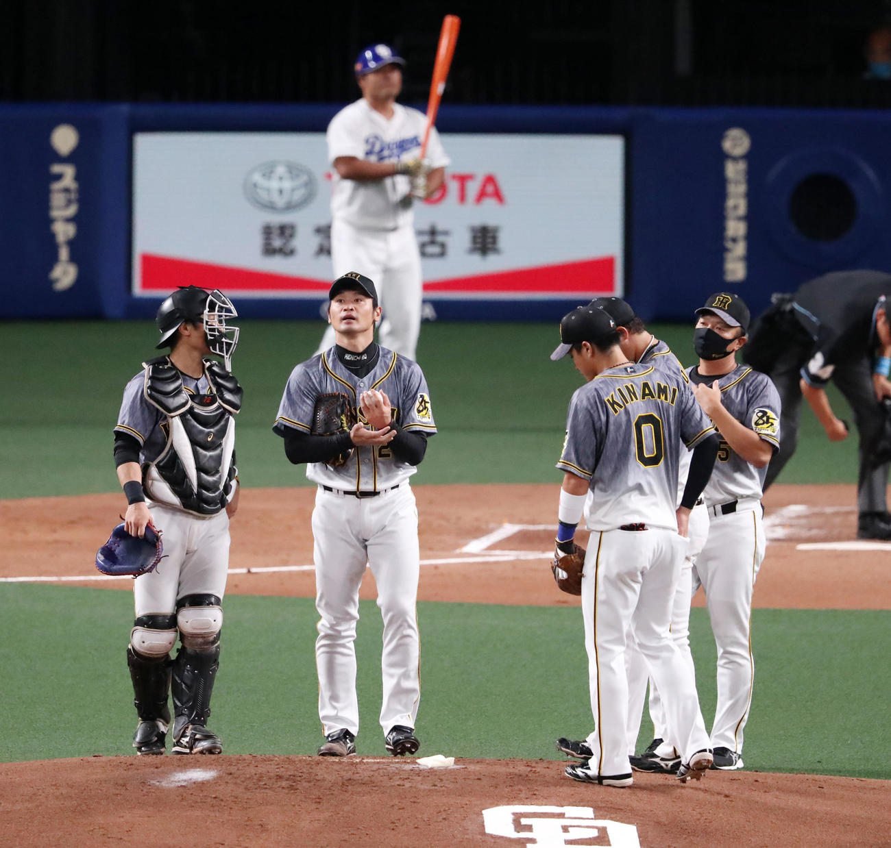 中日対阪神　2回裏中日無死一、二塁、中田は阿部に中越え適時二塁打を打たれ失点しナインと福原コーチ（右）がマウンドへ集まる（撮影・加藤哉）