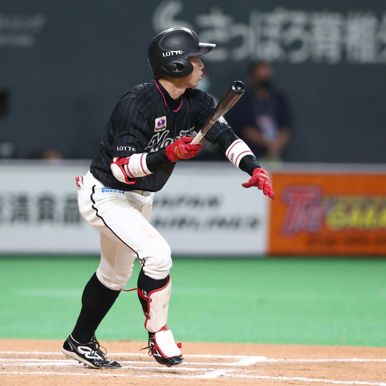 日本ハム対ロッテ　10回表ロッテ2死一、二塁、左中間に2点適時三塁打を放つ加藤（撮影・黒川智章）