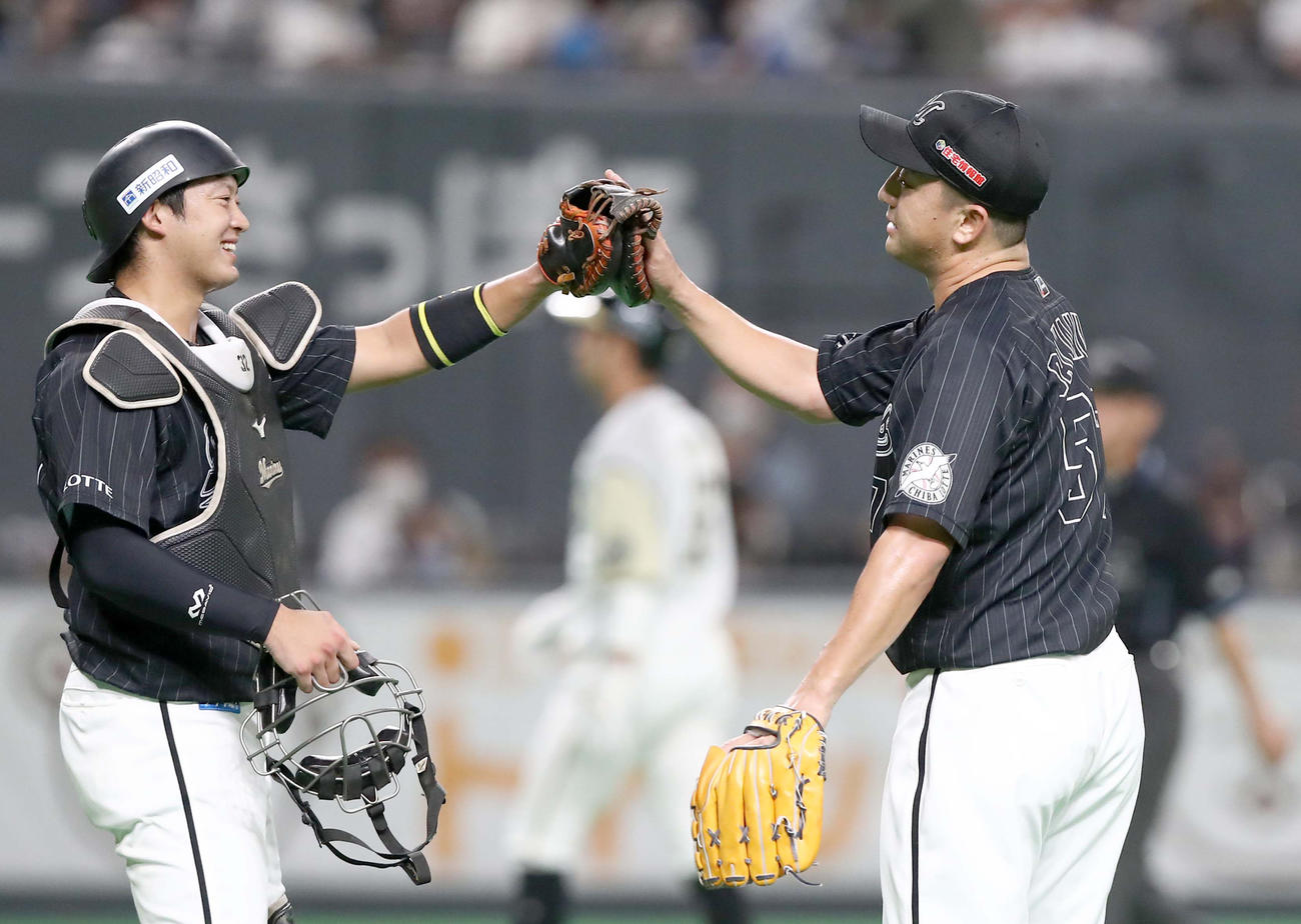 試合後、佐藤（左）とタッチする沢村（撮影・黒川智章）