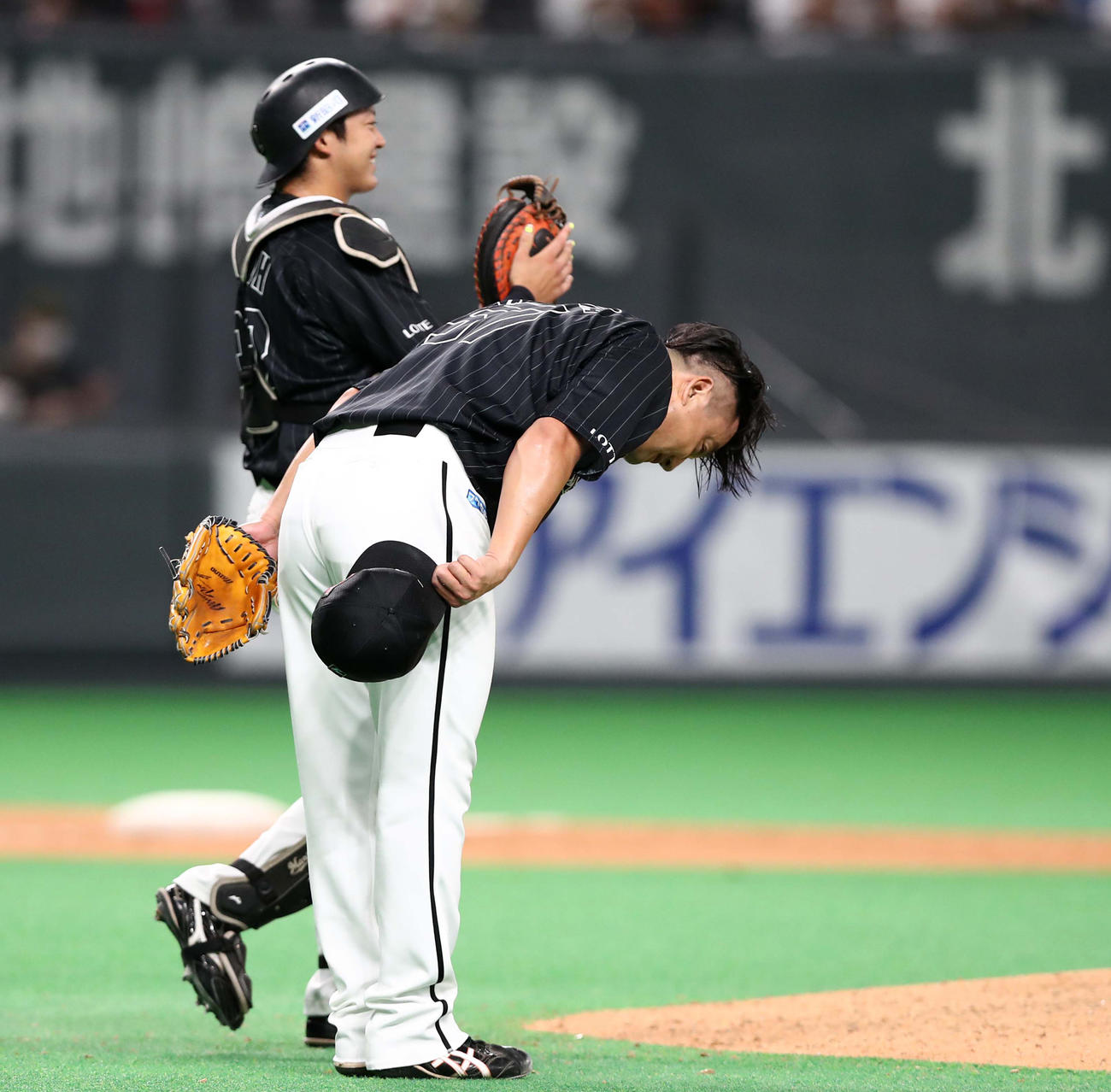 3四球を与えながら移籍後初セーブを挙げた沢村は、野手に頭を下げる（撮影・黒川智章）