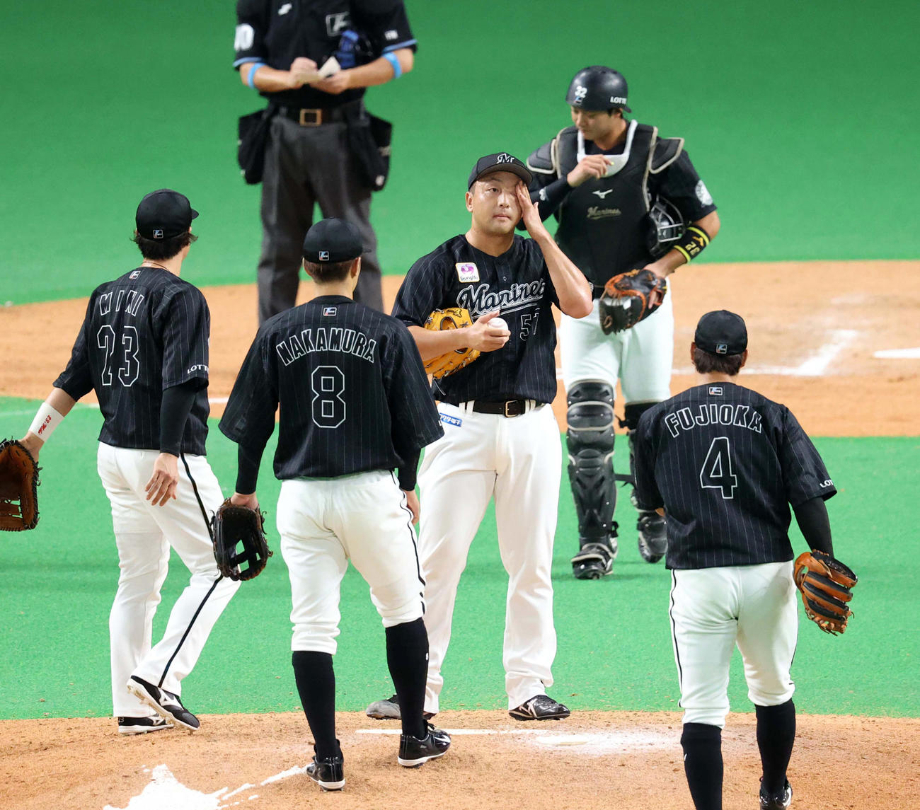 3者連続で四球を与え汗を拭うロッテ沢村（中央）（撮影・佐藤翔太）