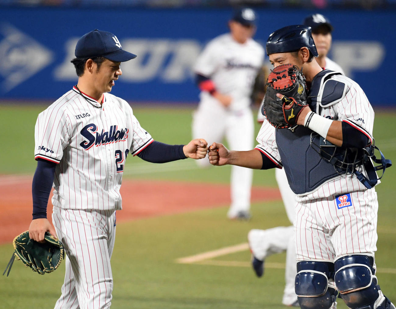 ヤクルト対広島　1回を無失点に抑え、捕手の西田（右）とグータッチするヤクルトの先発小川（撮影・たえ見朱実）
