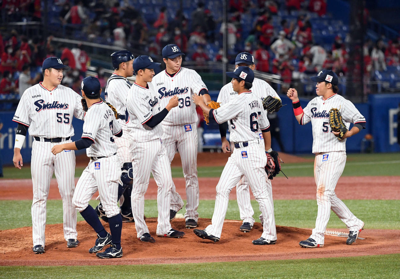 ヤクルト対広島　8－6で勝利し広島に勝ち越したヤクルト（撮影・たえ見朱実）