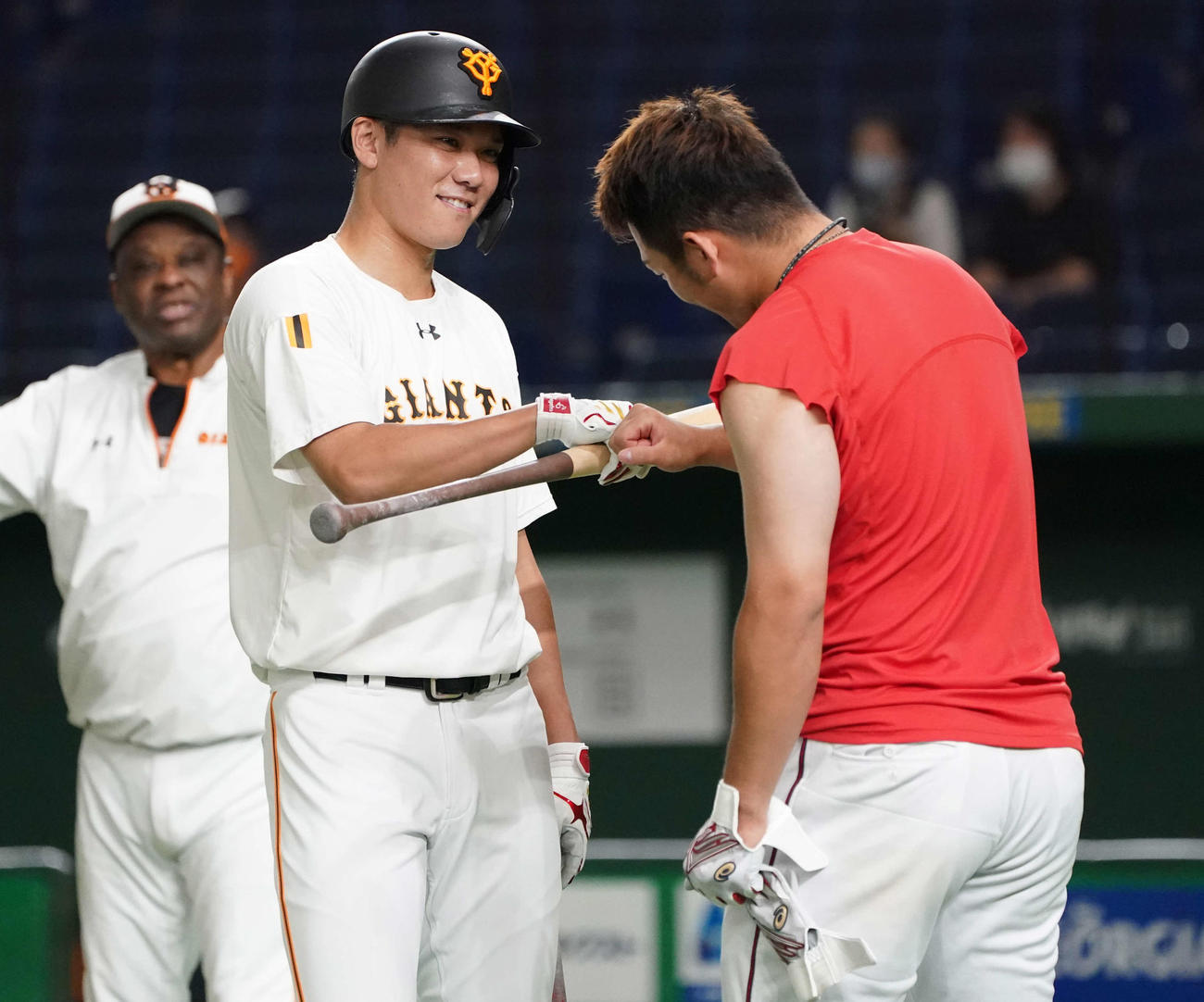 巨人対広島　試合前練習でグータッチを交わす巨人坂本（中央）と鈴木誠（撮影・鈴木みどり）