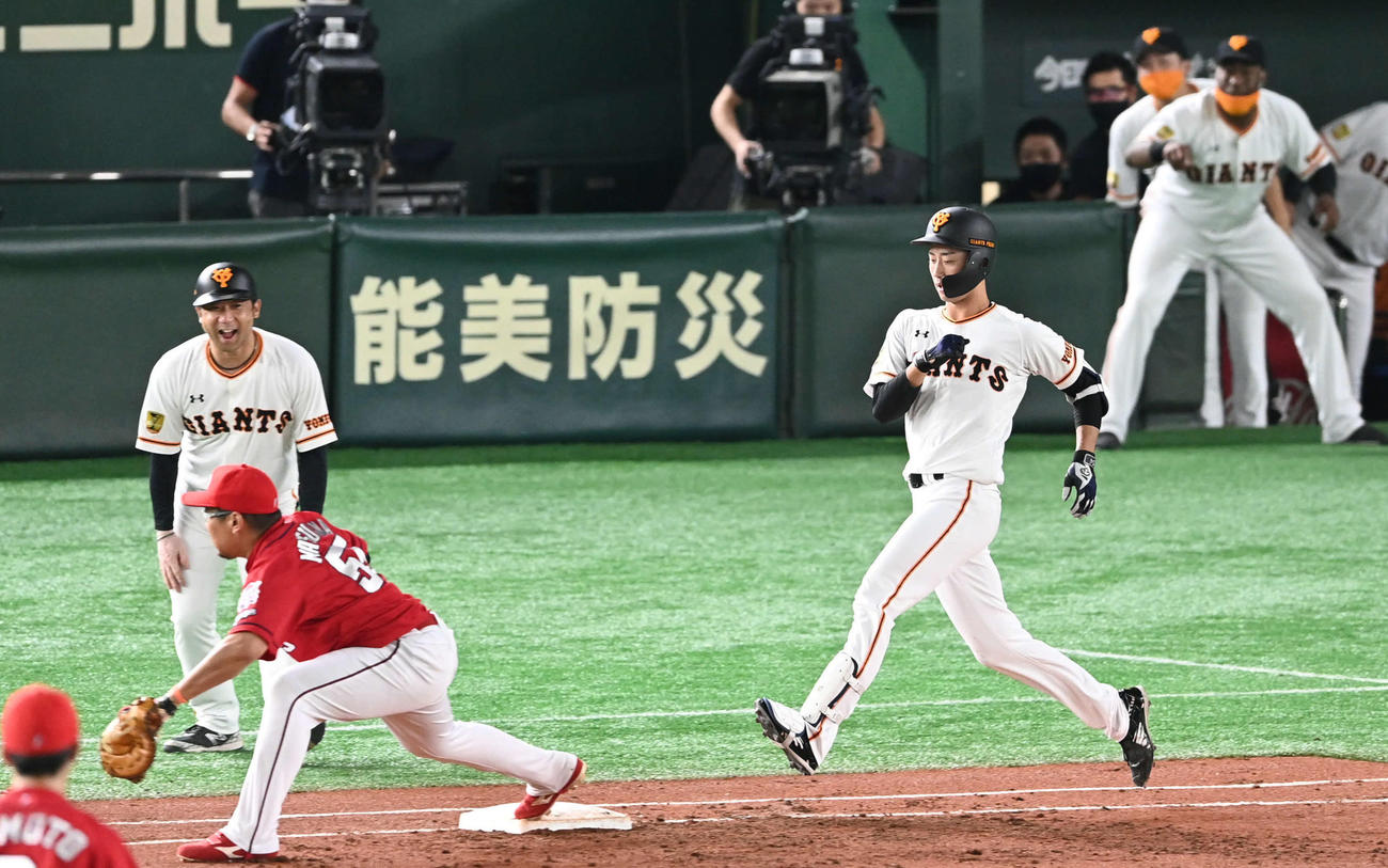 巨人対広島　2回裏巨人2死、直江（右）は右ゴロに倒れる（撮影・山崎安昭）