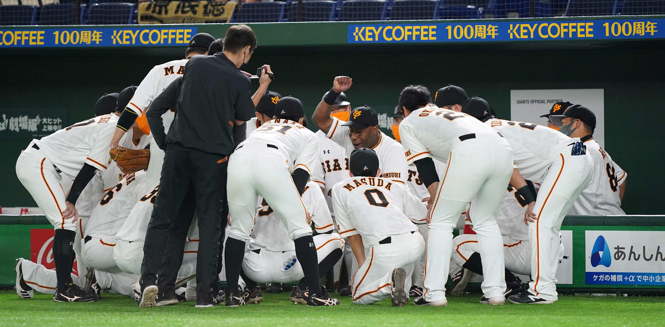 巨人対広島　試合前、円陣で声だしする巨人ウィーラー（中央）（撮影・鈴木みどり）