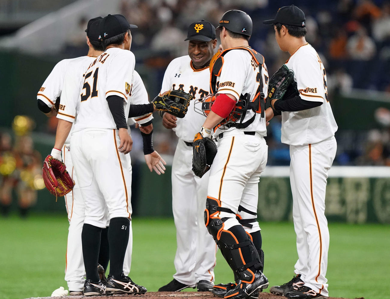 巨人対広島　広島に快勝しタッチを交わす巨人ナイン（撮影・鈴木みどり）