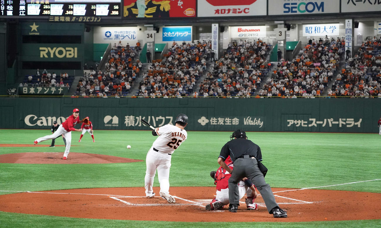 巨人対広島　1回裏巨人2死二塁、中前適時打を放つ岡本（撮影・鈴木みどり）