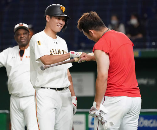 巨人対広島　試合前練習でグータッチを交わす巨人坂本（中央）と鈴木誠（撮影・鈴木みどり）