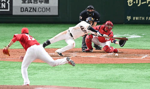 巨人対広島　4回裏巨人1死三塁、スクイズを試みる吉川尚。投手九里（撮影・山崎安昭）