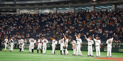 巨人対広島　広島に快勝しファンの声援に応える巨人ナイン（撮影・鈴木みどり）