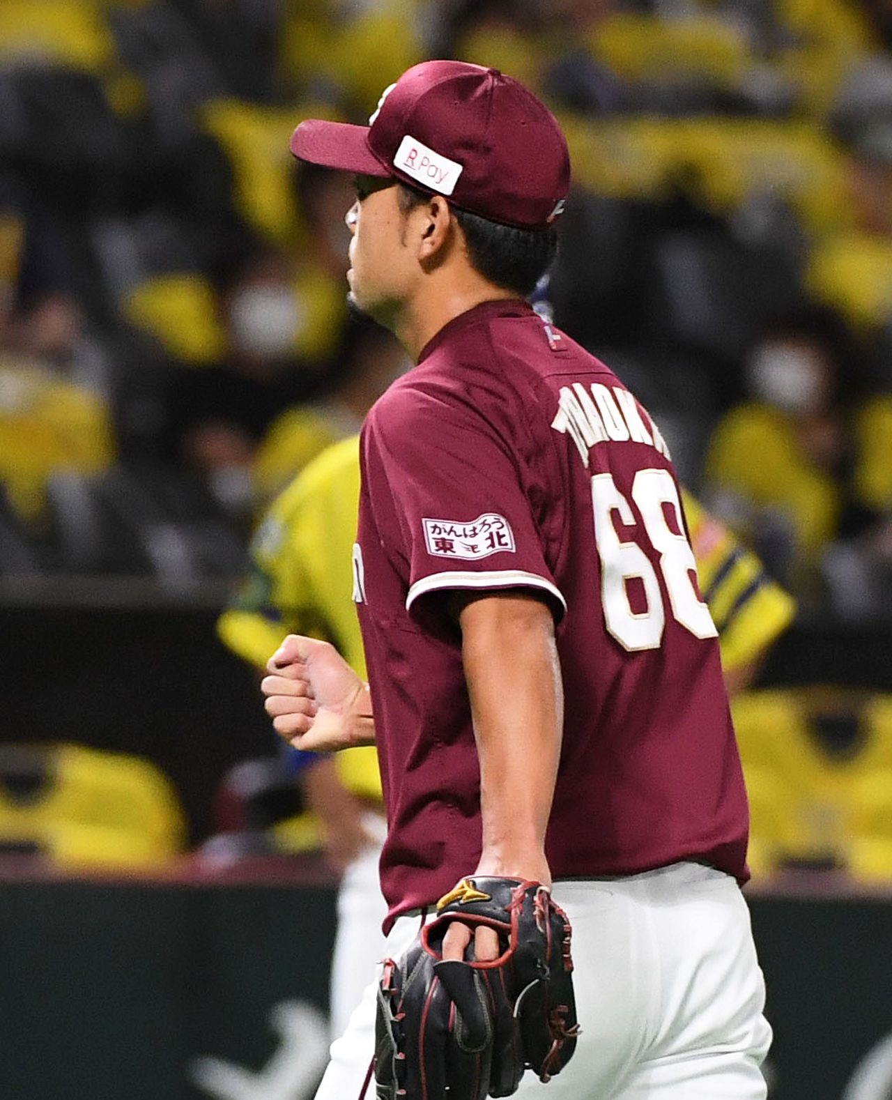 7回裏ソフトバンク2死三塁、寺岡はデスパイネを右飛に打ち取り、ガッツポーズでベンチへ戻る（撮影・今浪浩三）