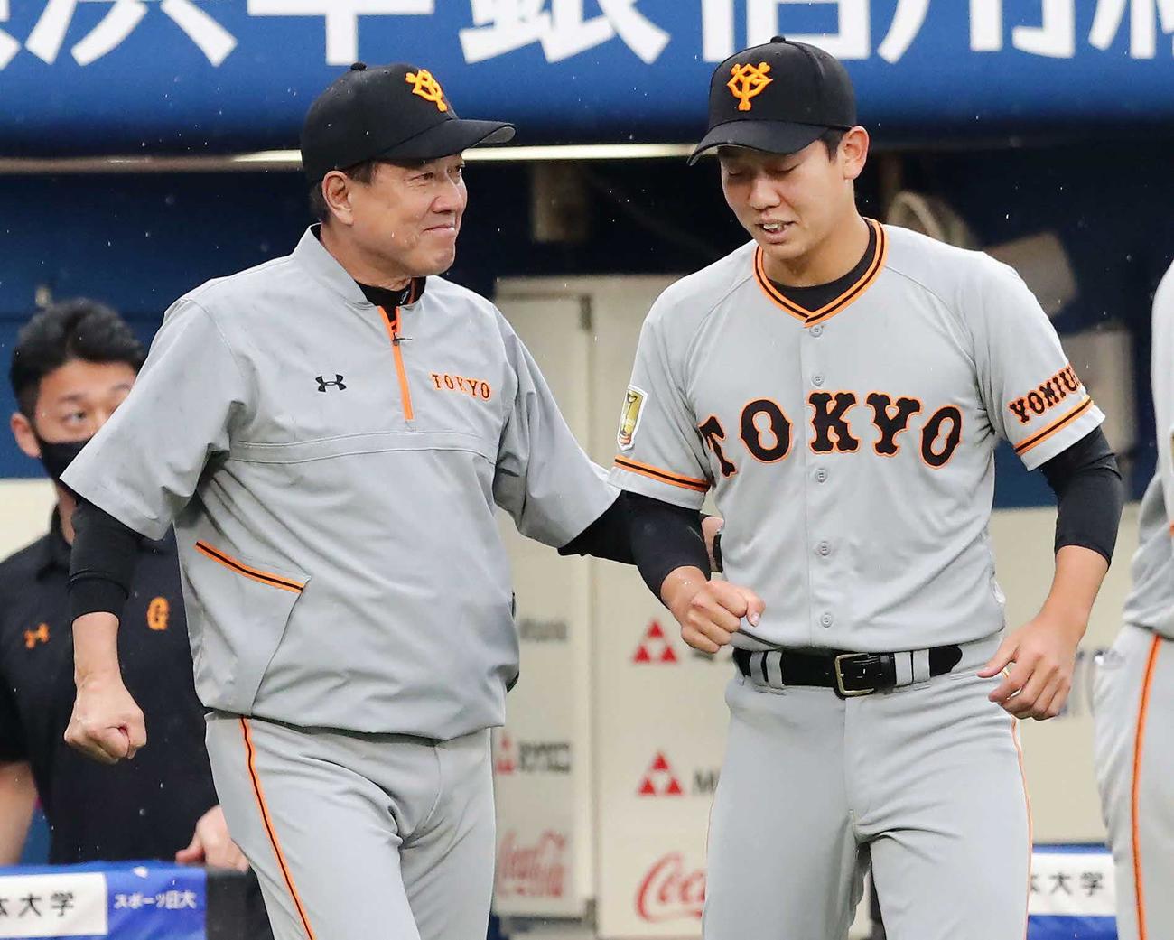DeNA対巨人　3年ぶりの先発勝利で原監督（左）のねぎらいを受ける畠（撮影・丹羽敏通）