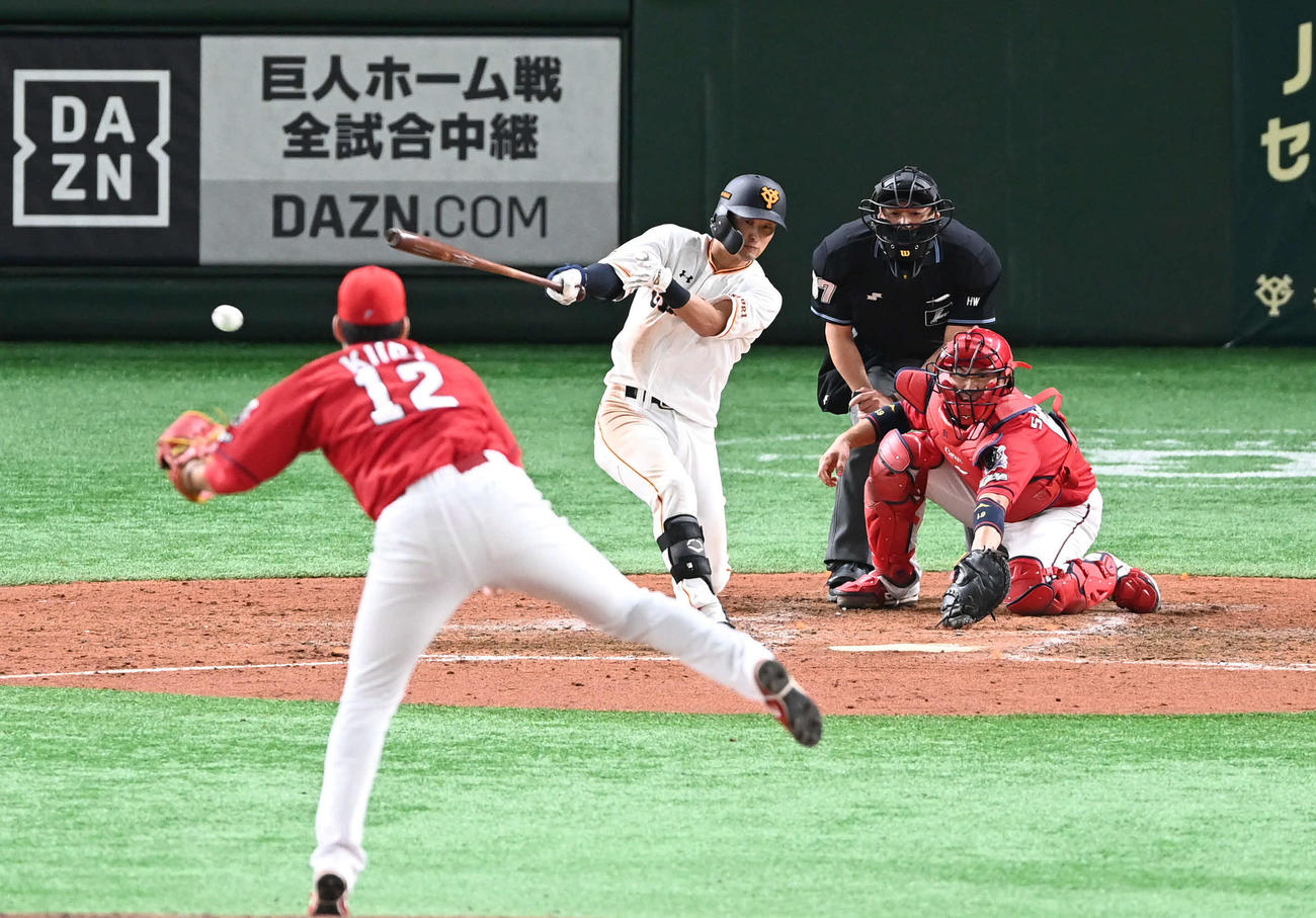 巨人対広島　4回裏巨人1死三塁、吉川尚は右前適時打を放つ。投手九里（撮影・山崎安昭）