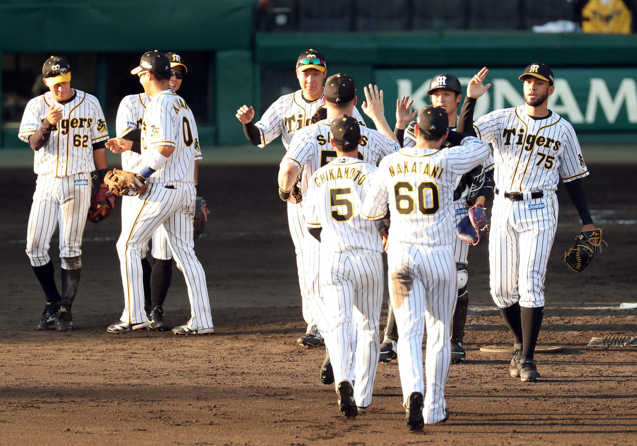 阪神対DeNA　DeNAに勝利し、喜び合う阪神ナイン（撮影・前田充）