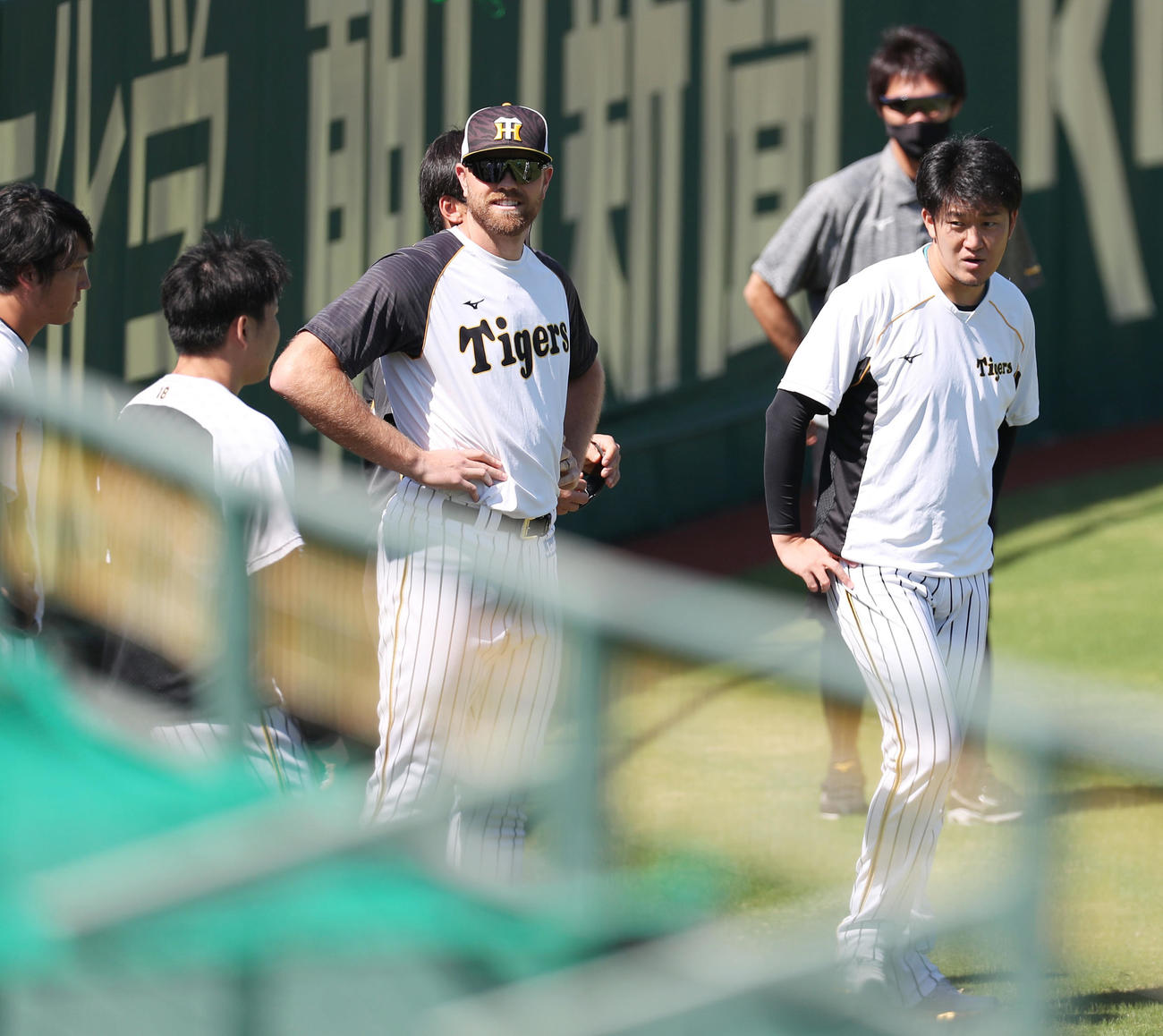 阪神対DeNA　1軍に合流する阪神エドワーズ（中央）。右は岩貞（撮影・前田充）