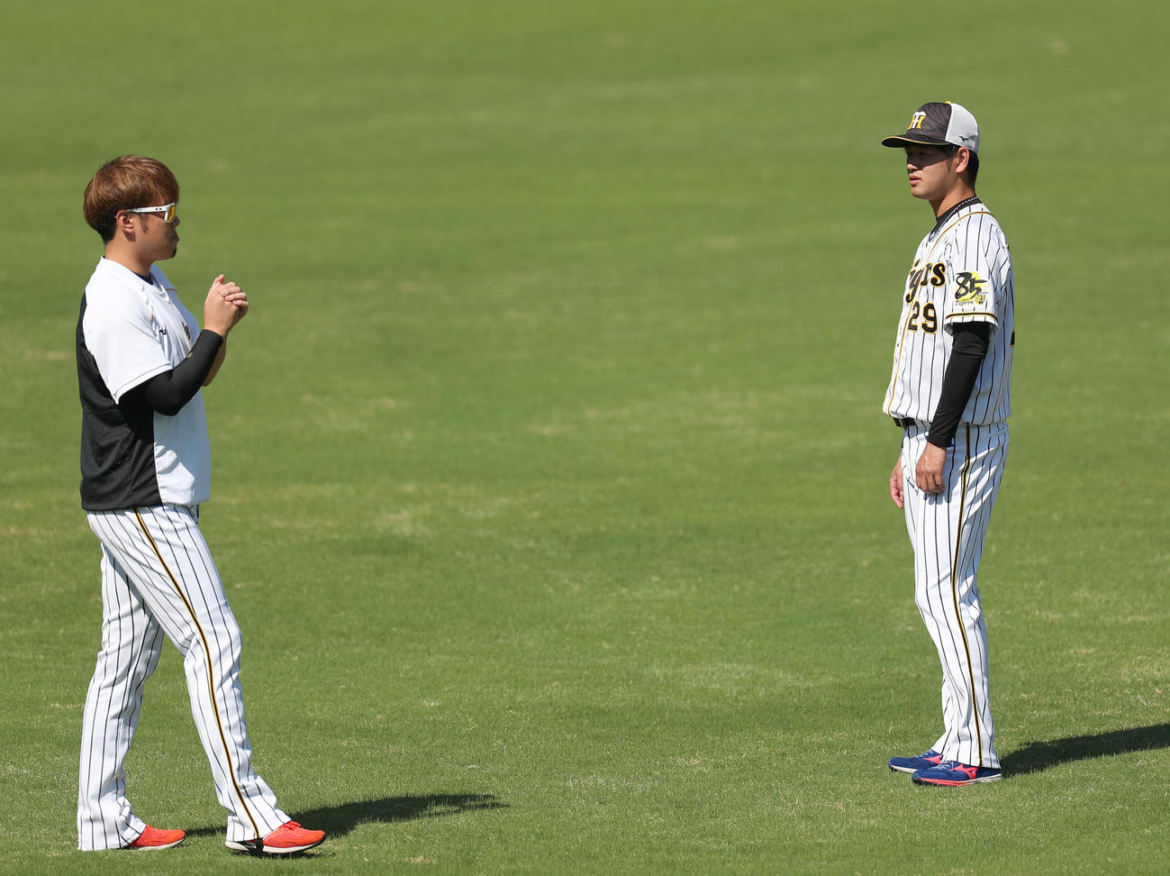 阪神対DeNA　試合前練習で阪神西勇（左）からアドバイスを受ける高橋（撮影・前田充）