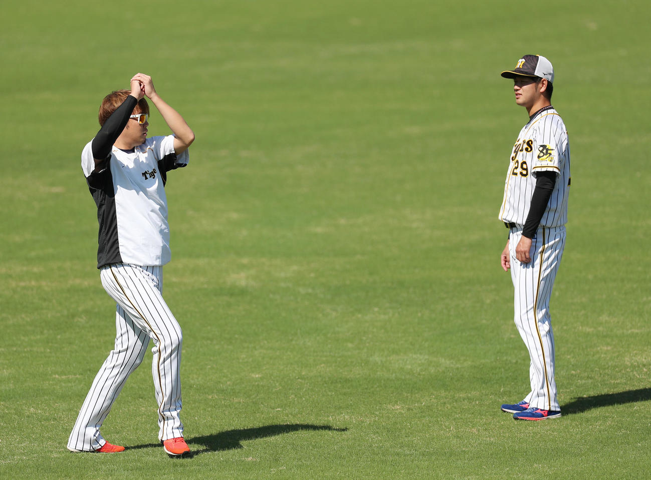 阪神対DeNA　試合前練習で阪神西勇（左）からアドバイスを受ける高橋（撮影・前田充）