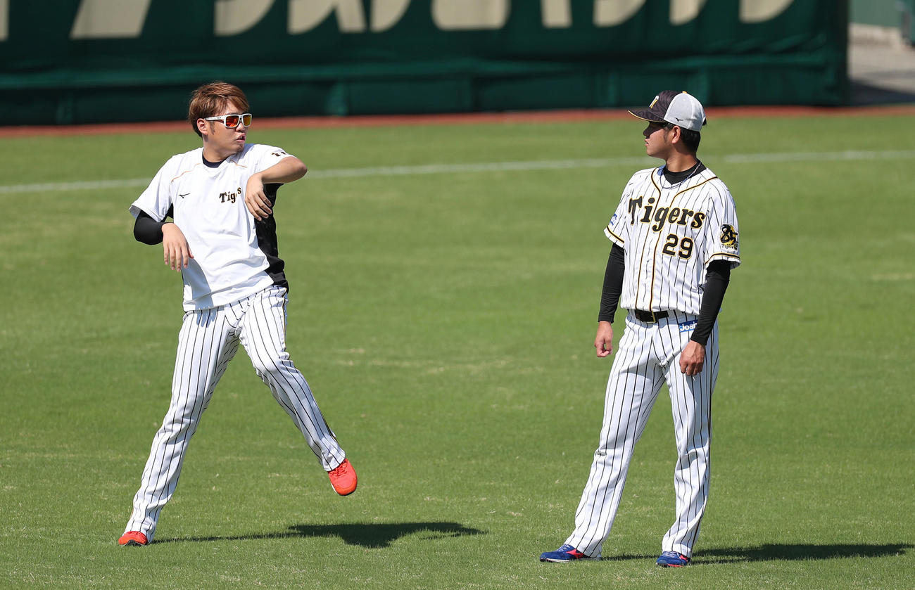阪神対DeNA　試合前練習で阪神西勇（左）からアドバイスを受ける高橋（撮影・前田充）
