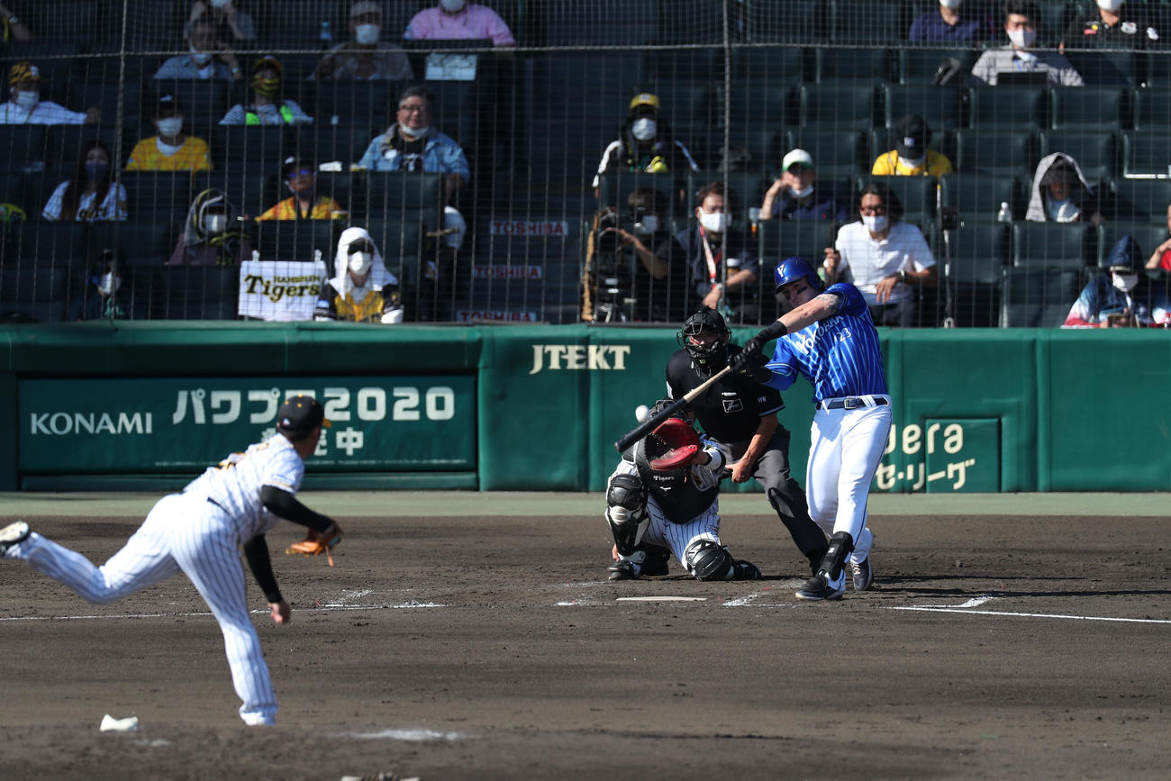 阪神対DeNA　4回表DeNA無死、右中間へ同点本塁打を放つオースティン。投手岩田（撮影・前田充）