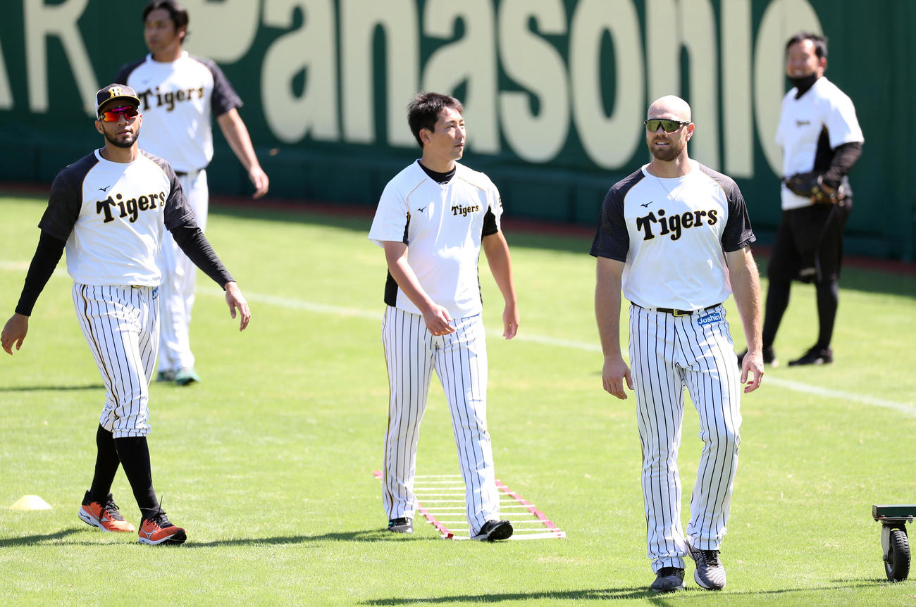 阪神対DeNA　1軍に合流しナインと汗を流す阪神エドワーズ（右）。中央は岩崎、左はスアレス（撮影・前田充）