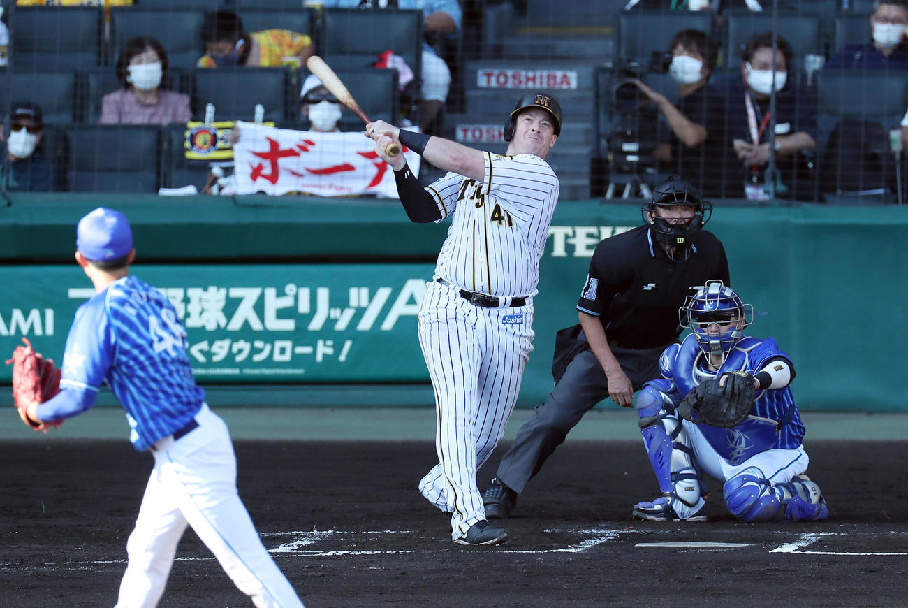 阪神対DeNA　6回裏阪神1死、中越えに同点本塁打を放つボーア。投手京山（撮影・前田充）