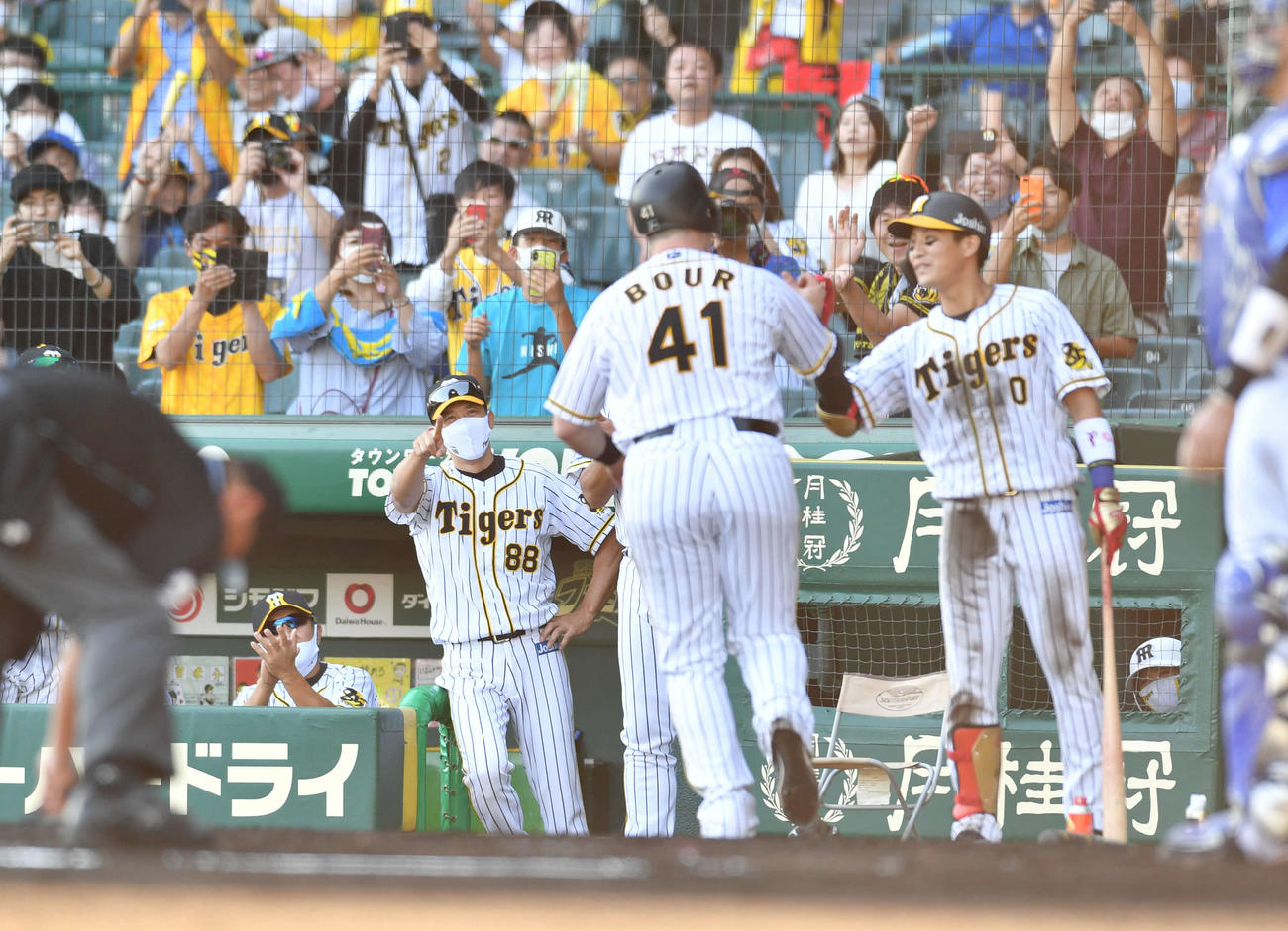 阪神対DeNA16回戦　6回裏阪神1死、中越えへ同点本塁打を放ったジャスティン・ボーア（右から2人目）をベンチで迎える矢野燿大監督（撮影・岩下翔太）