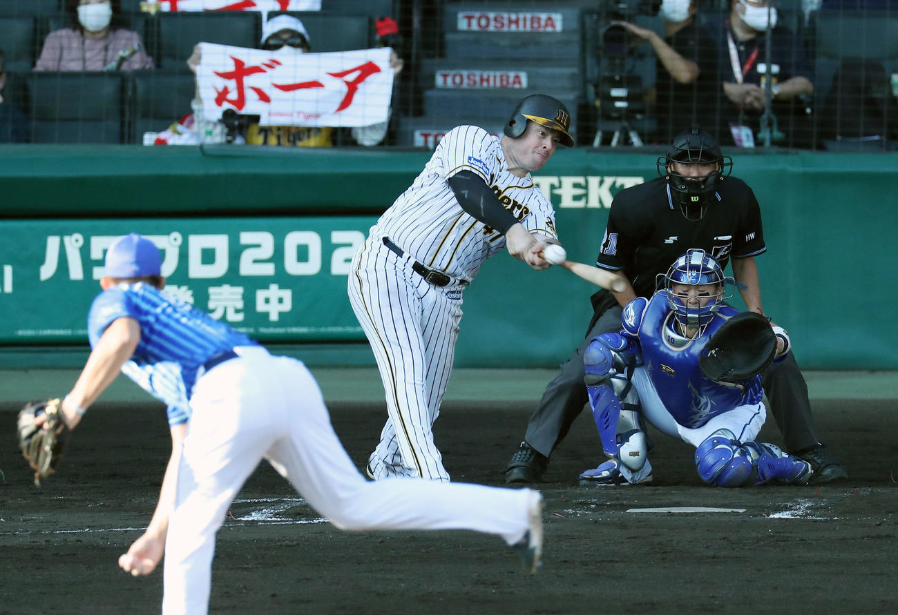 阪神対DeNA　8回裏阪神無死二塁、右前適時打を放つボーア。投手国吉（撮影・前田充）