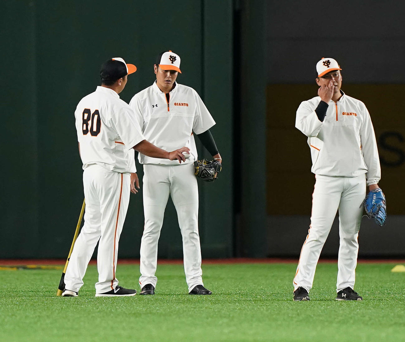 巨人対広島　試合前練習でキャッチボールする宮国（中央）に声をかける巨人阿部ヘッドコーチ代行（左）（撮影・鈴木みどり）