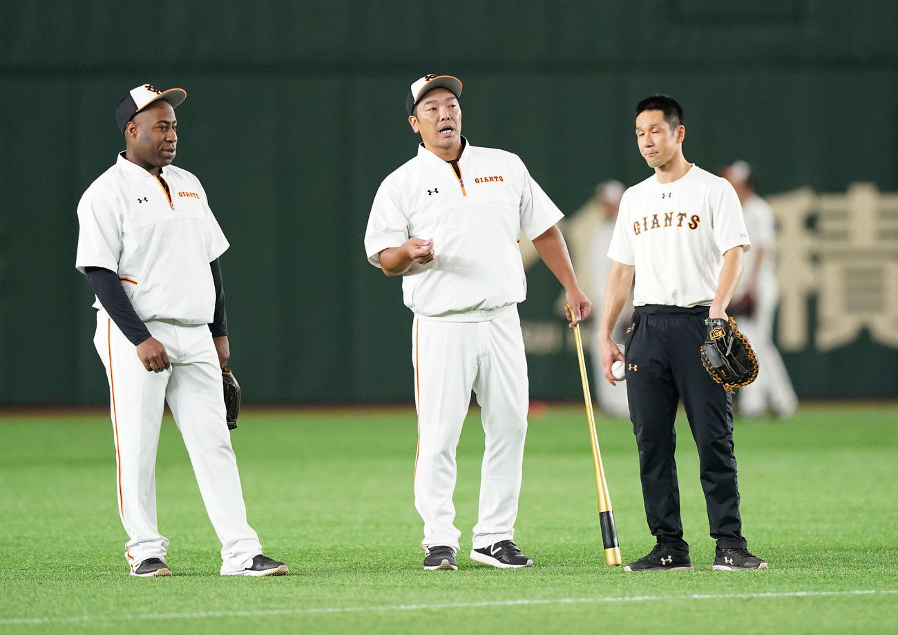 巨人対広島　試合前練習でウィーラー（左）に声をかける巨人阿部ヘッドコーチ代行（中央）（撮影・鈴木みどり）