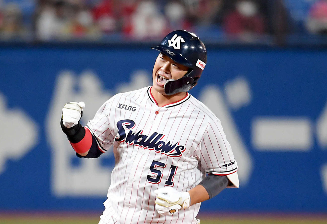 先頭打者本塁打を放ちガッツポーズを決めるヤクルト浜田（2020年9月20日撮影）