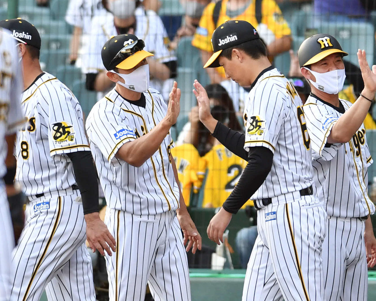 阪神対DeNA16回戦　勝利投手の岩崎優（右から2人目）とタッチを交わす矢野燿大監督（撮影・岩下翔太）
