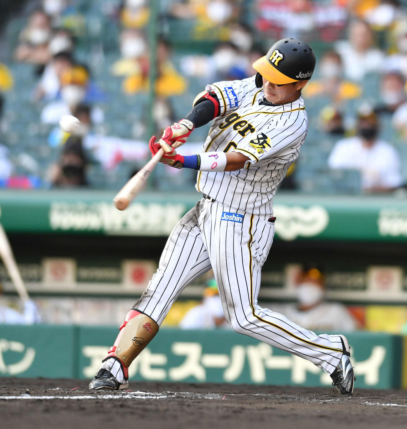 阪神対DeNA16回戦　8回裏阪神1死三塁、木浪聖也は中犠飛を放つ（撮影・岩下翔太）