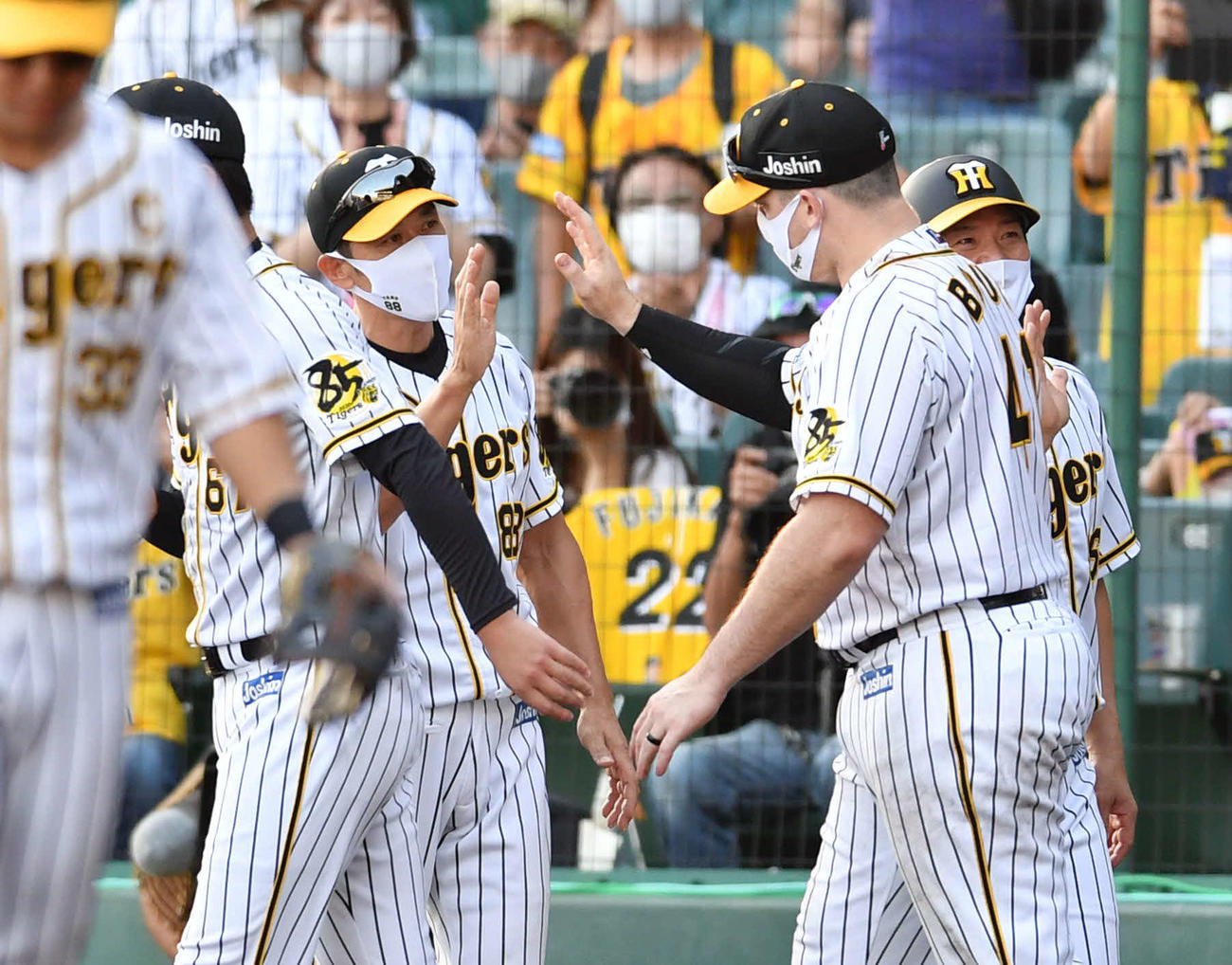 阪神対DeNA　DeNAに勝利し、ボーア（右）とタッチを交わす矢野監督（撮影・岩下翔太）