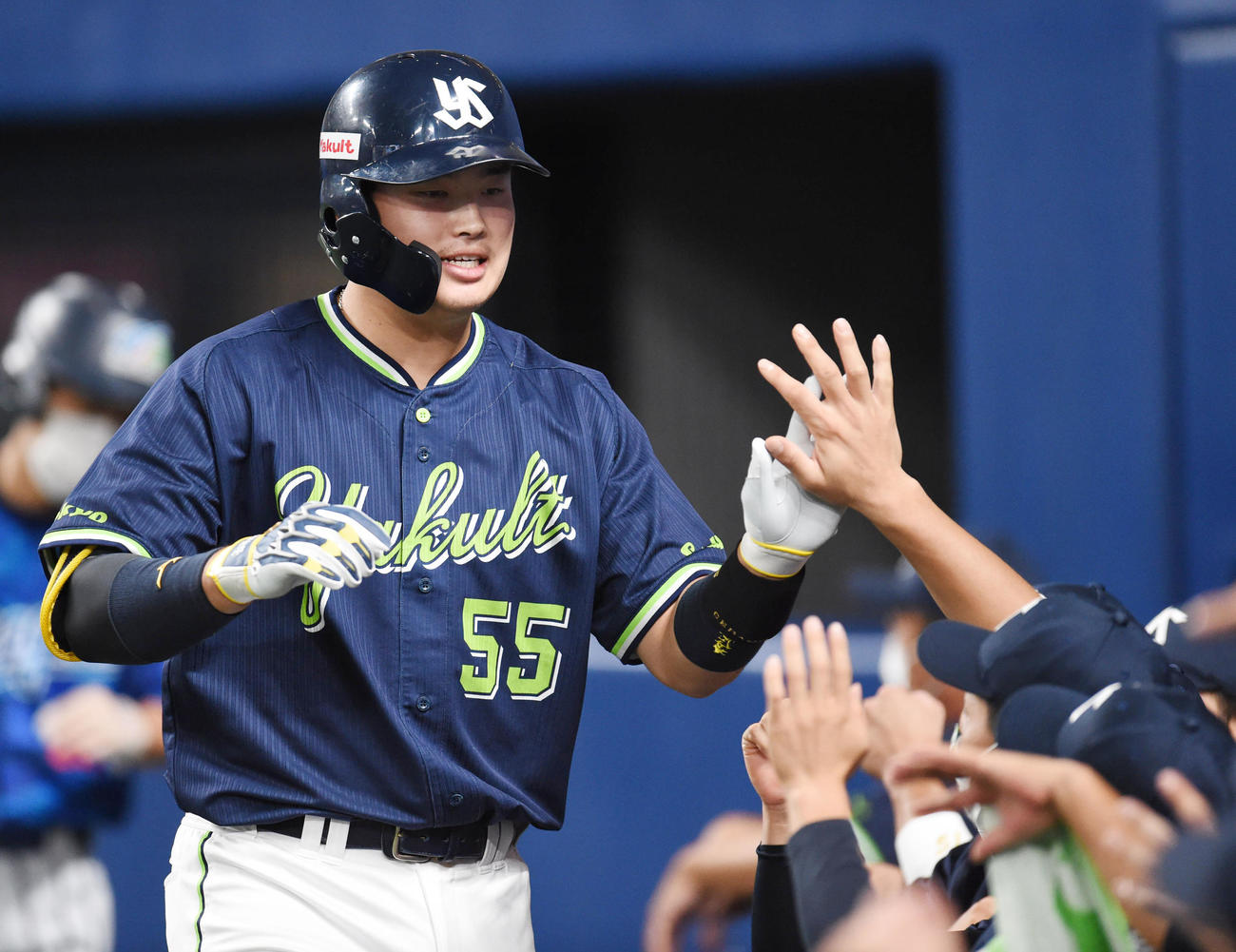 中日対ヤクルト　2回表ヤクルト無死、左越え本塁打を放った村上（撮影・森本幸一）