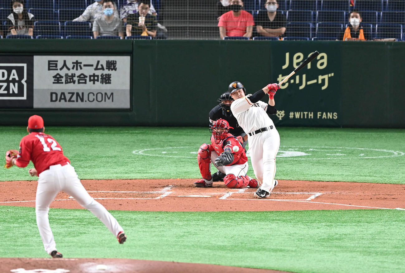 巨人対広島　1回裏巨人2死二塁、岡本は中前適時打を放つ。投手九里（撮影・山崎安昭）