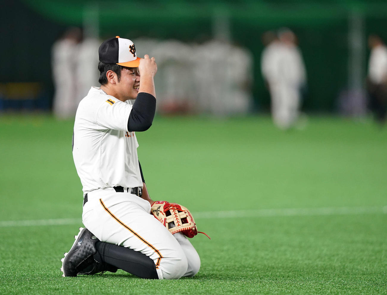 巨人対広島　試合前練習でノックの合間に正座する巨人岡本（撮影・鈴木みどり）