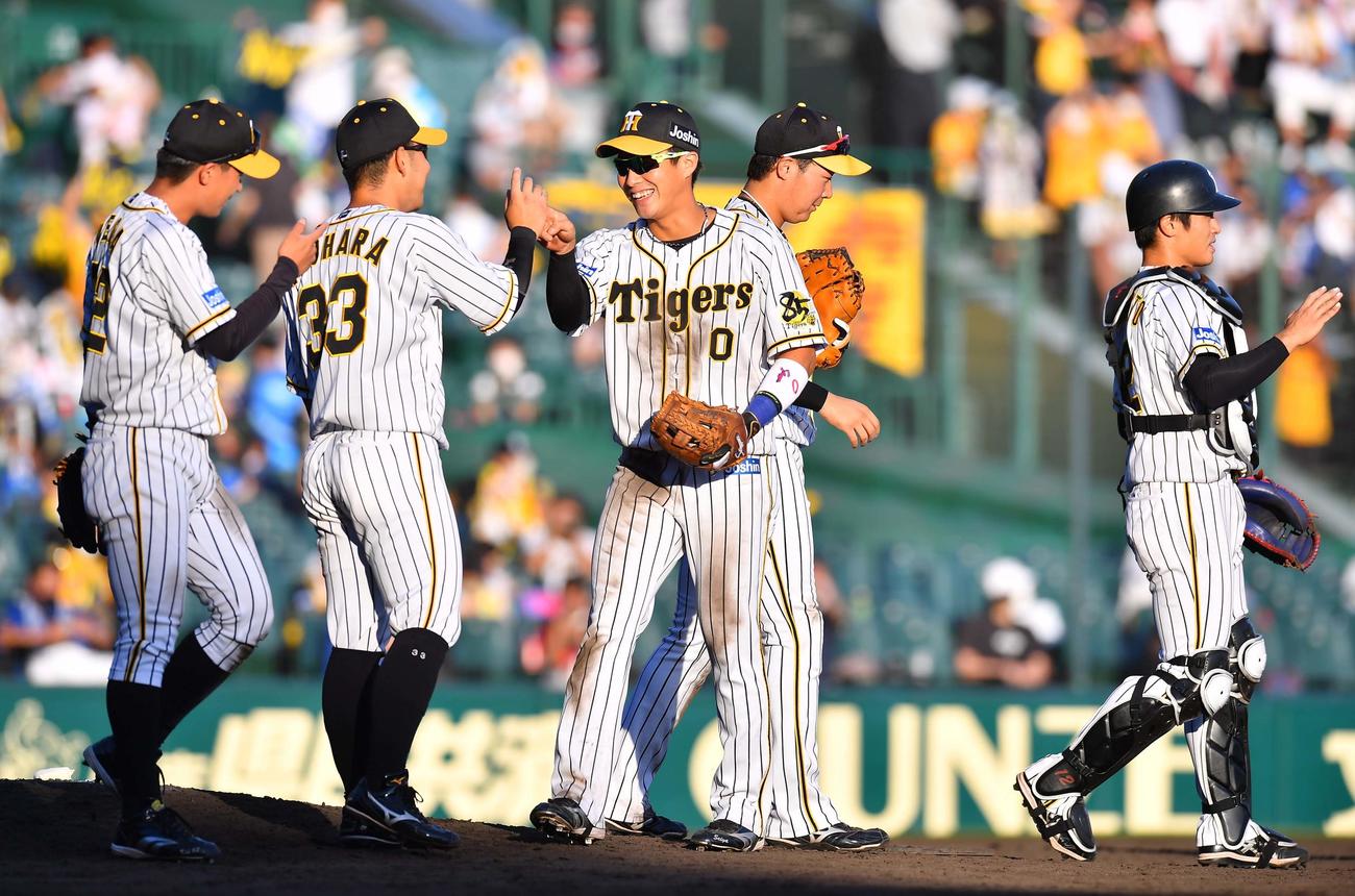 阪神対DeNA　DeNAに勝利しエアタッチで喜び合う阪神ナイン（撮影・上田博志）