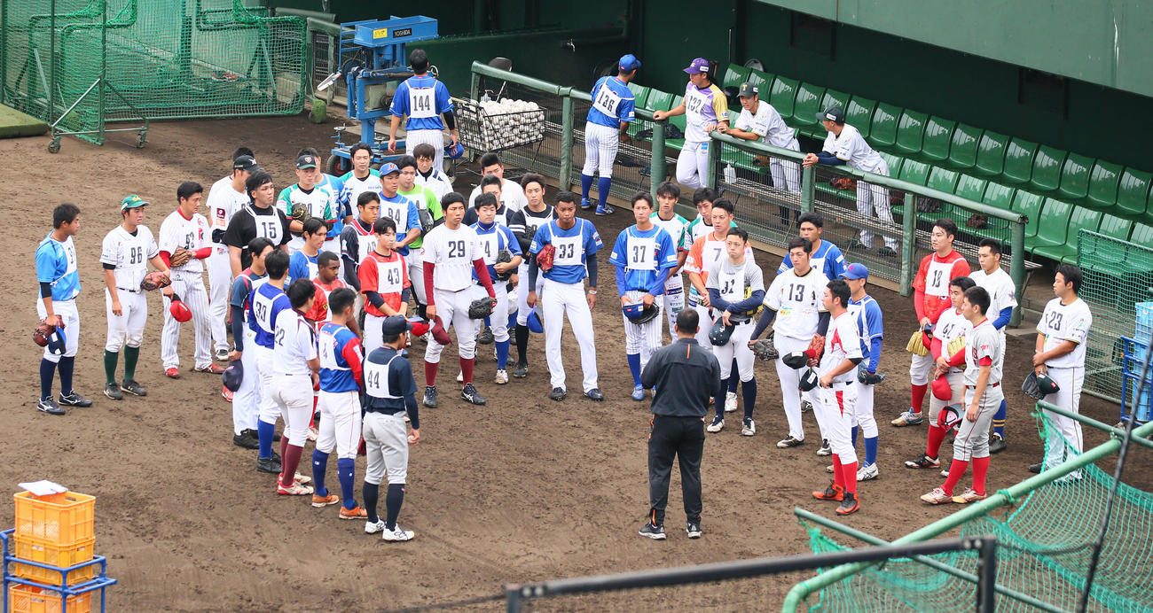 説明を受ける巨人新人テスト生たち（撮影・足立雅史）