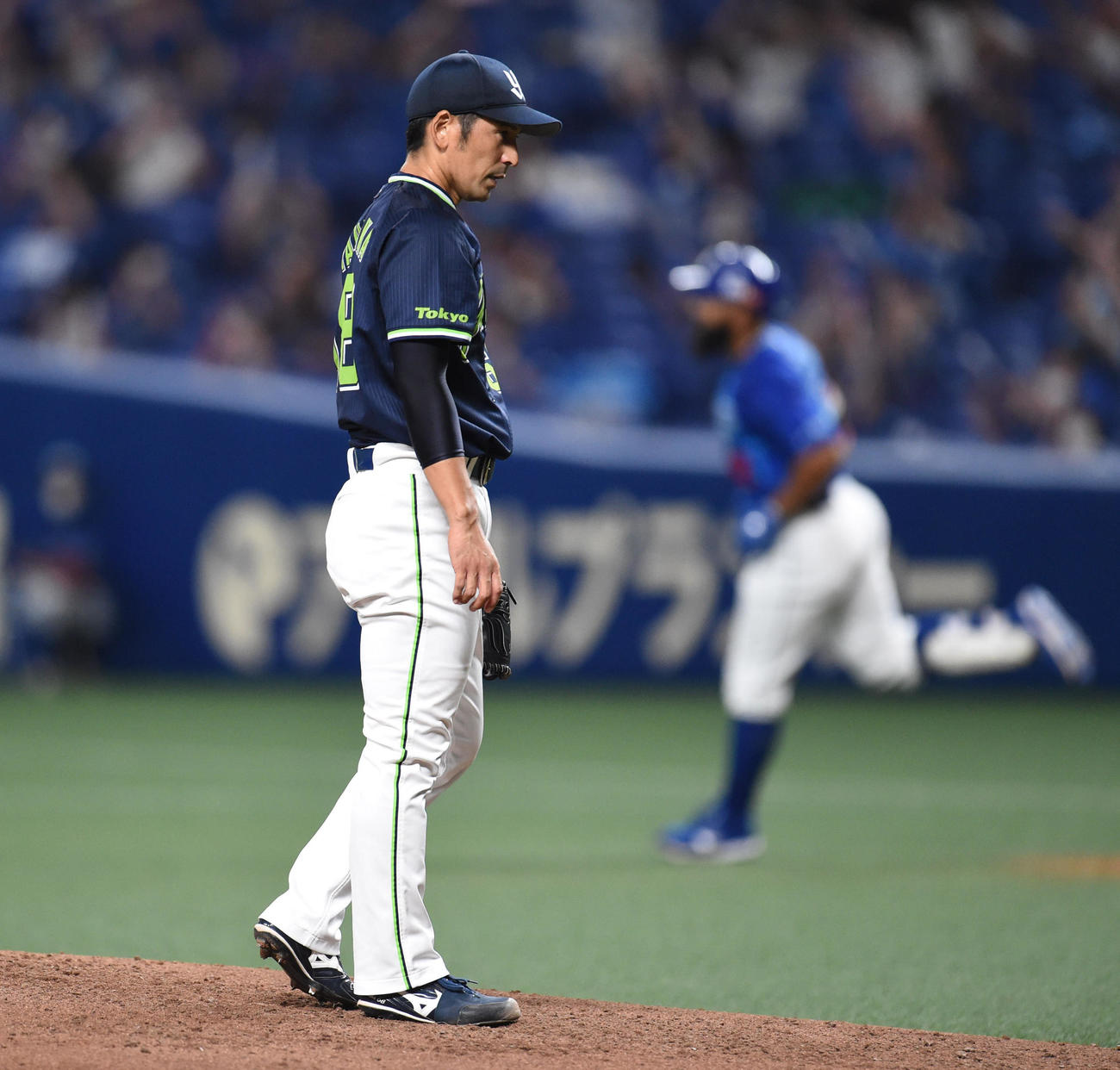 プロ野球中日対ヤクルト　3回裏中日2死一塁、ソイロ・アルモンテに右越え2点本塁打を打たれた山中浩史（撮影・森本幸一）