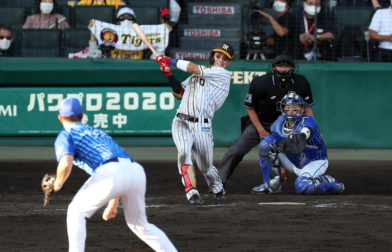 阪神対DeNA　8回裏阪神1死三塁、中犠飛を放つ木浪。投手国吉（撮影・前田充）