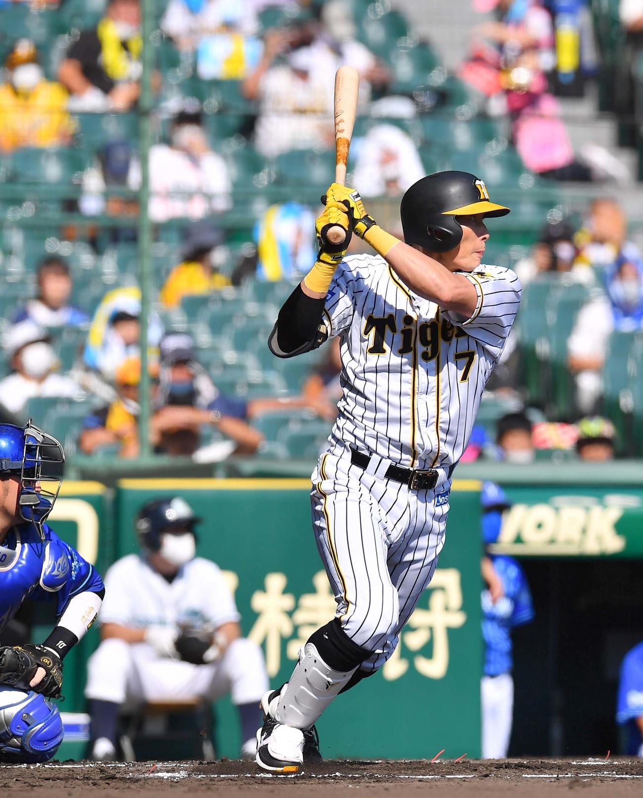 阪神対DeNA　1回裏阪神2死、左翼線へ二塁打を放つ糸井嘉男（撮影・上田博志）