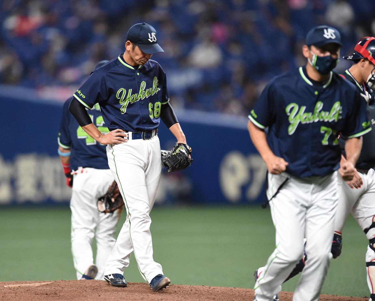 中日対ヤクルト　4回裏中日2死一、二塁、マウンドの山中のもとに集まるヤクルトナイン（撮影・森本幸一）