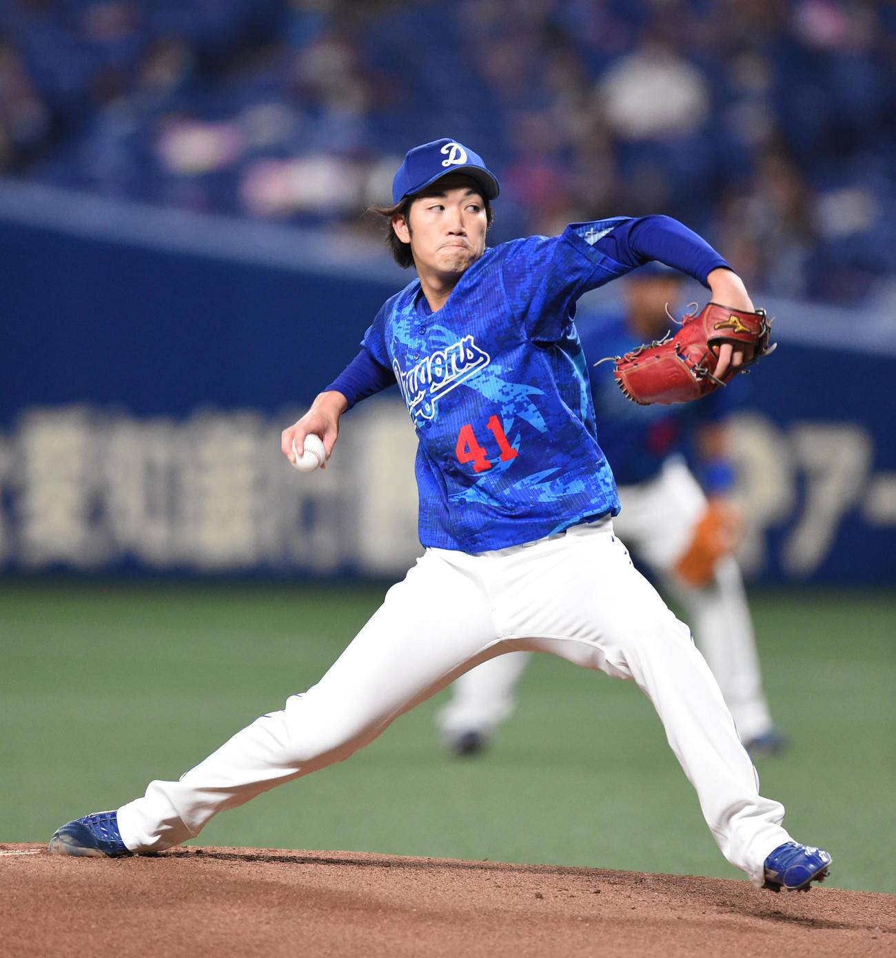 プロ野球中日対ヤクルト　1回表、登板する中日先発の勝野（撮影・森本幸一）