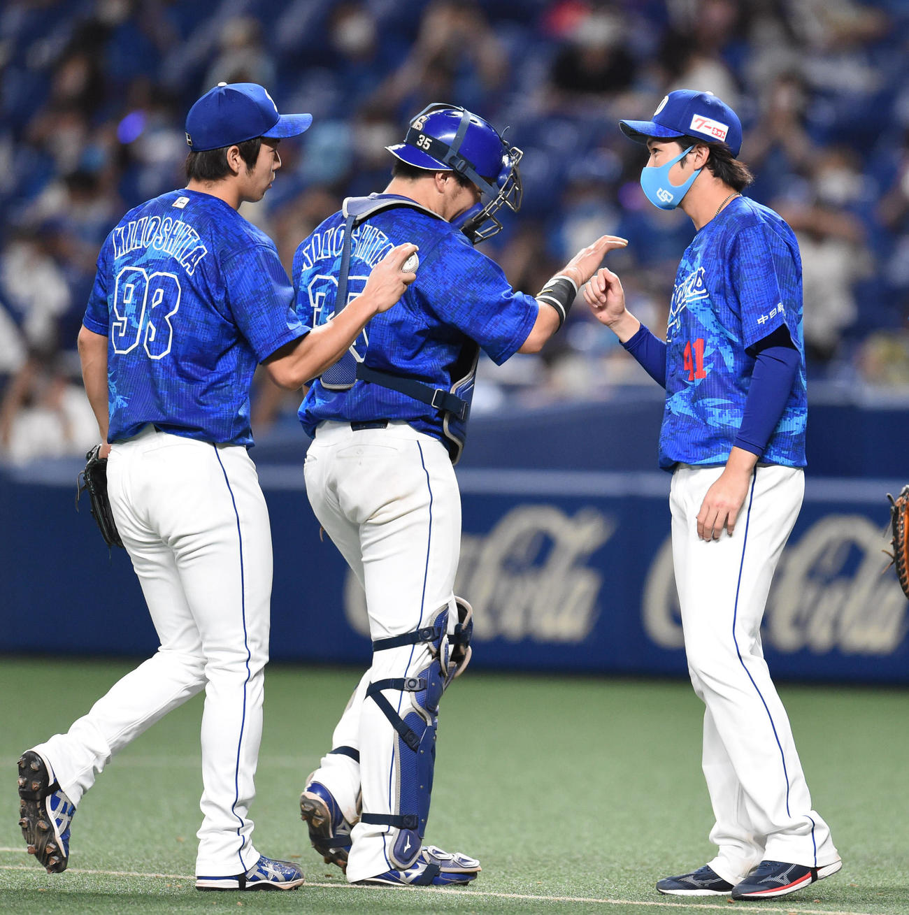 プロ野球中日対ヤクルト　試合終了、木下雄介らナインを迎える勝野昌慶（右）（撮影・森本幸一）