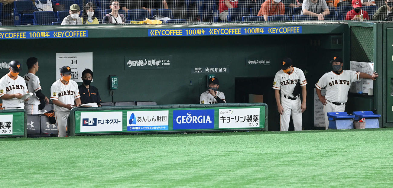 巨人対広島　5回表広島1死一、二塁、原監督（右から3人目）は初勝利を逃し降板した直江（左から2人目）に向かって、あとちょっとのジェスチャーを見せる（撮影・山崎安昭）