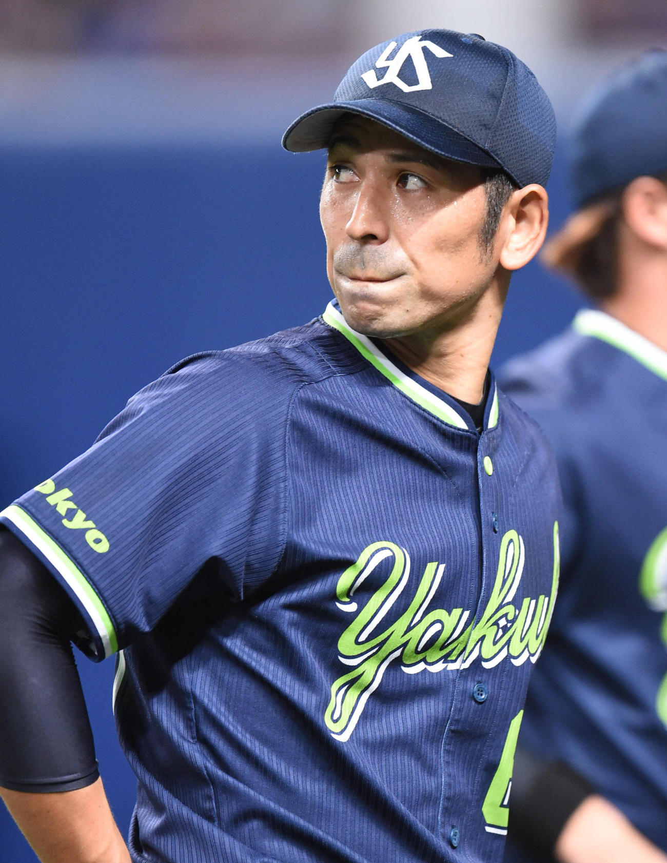 プロ野球中日対ヤクルト　4回裏中日攻撃終了、スコアボードを見つめながらベンチへ戻る山中浩史（撮影・森本幸一）